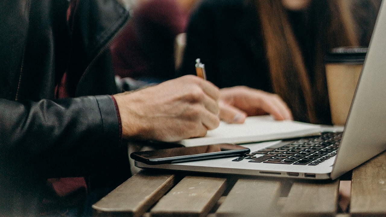 how to become a freelancer at venture uplift banner